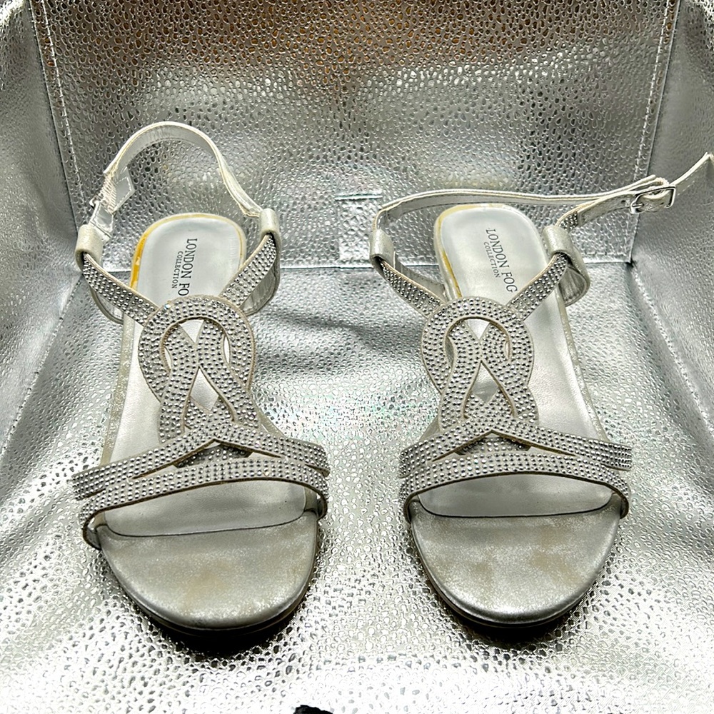 Gorgeous London Fog shoes size 7 women’s.  My daughter wore them only once